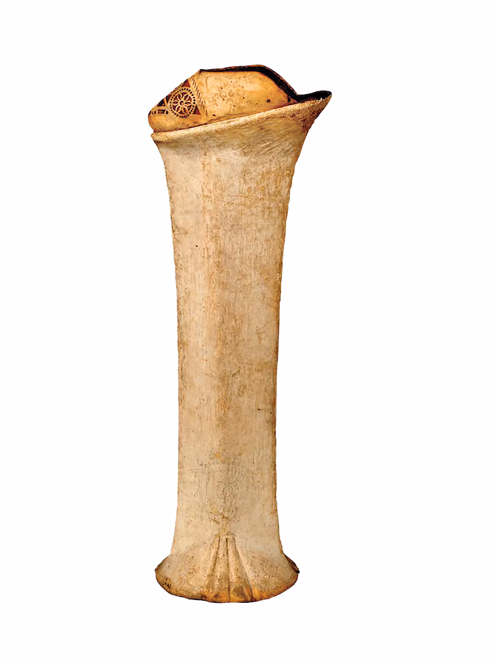 נעלי השופין מתנשאות לגובה של כ־60 סנטימטרים