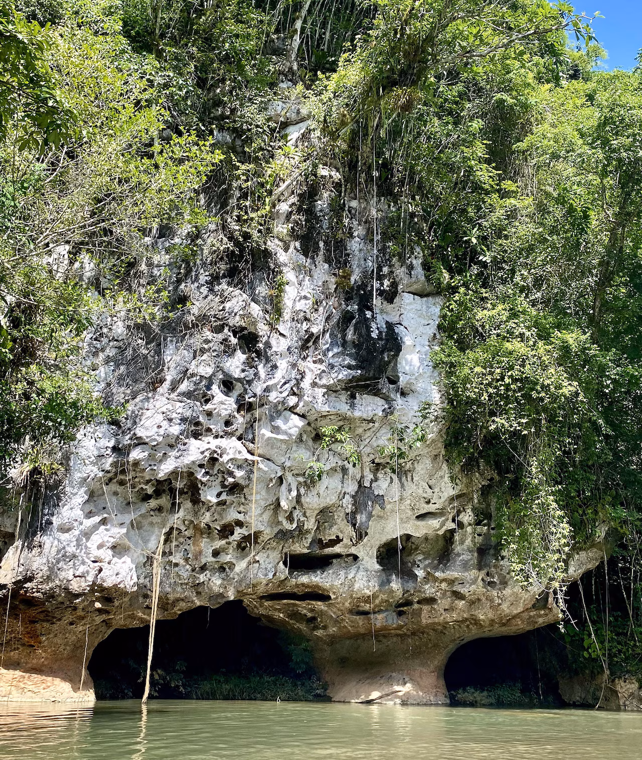 מבלמופן (Belmopan), בירת בליז, שוכנת שמורת הטבע הארכיאולוגית נוהץ' צ'אן
