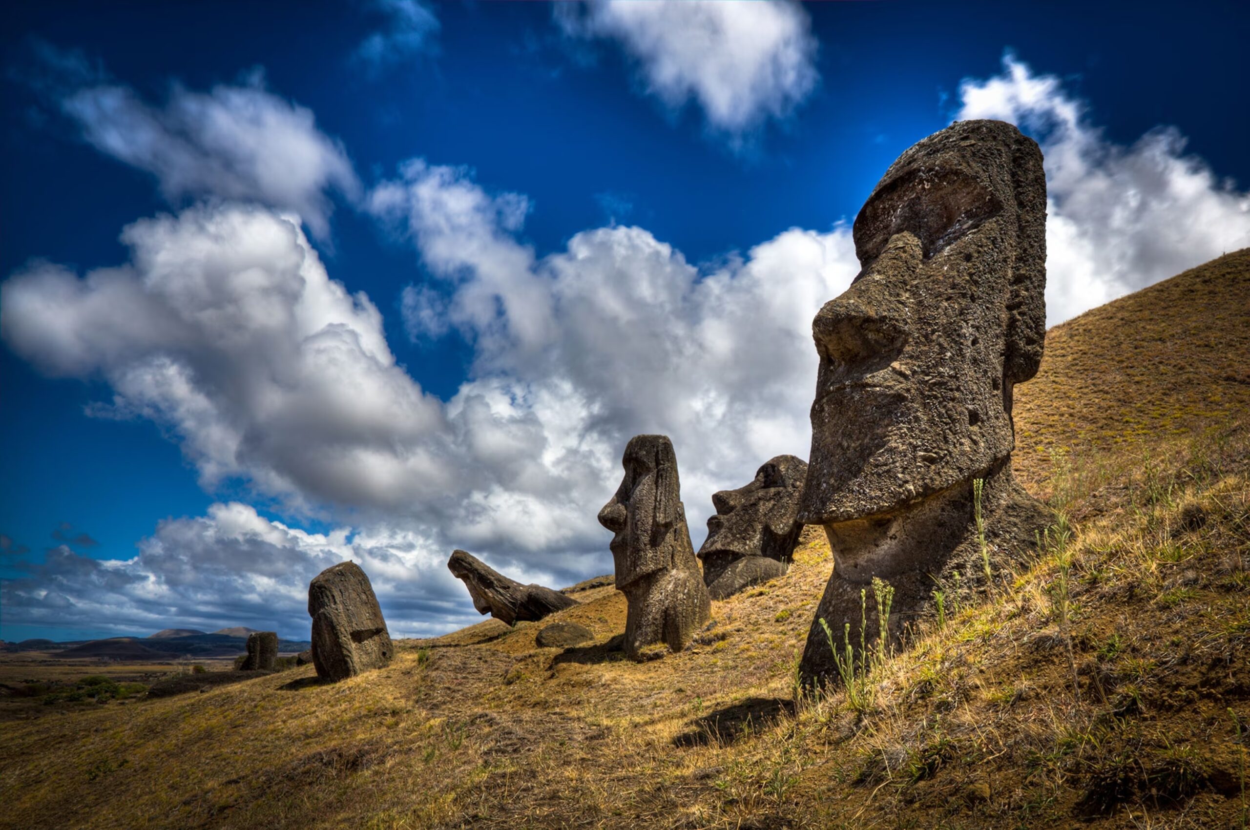 המוֹאַי ((Moai בני מאות השנים באיי הפסחא הם דמויות אנושיות שנחצבו בסלע על ידי אנשי הראפה נוי. לאחרונה, שריפה פרצה באתר מורשת עולמית זה, והסבה נזק בלתי הפיך לרבות מהדמויות. ONFOKUS, GETTY IMAGES