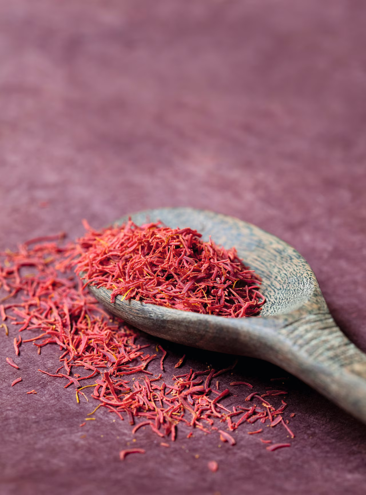 five_ways_StockFood_11459010_XXL_Saffron_on_a_rustic_wooden_spoon_ukHR