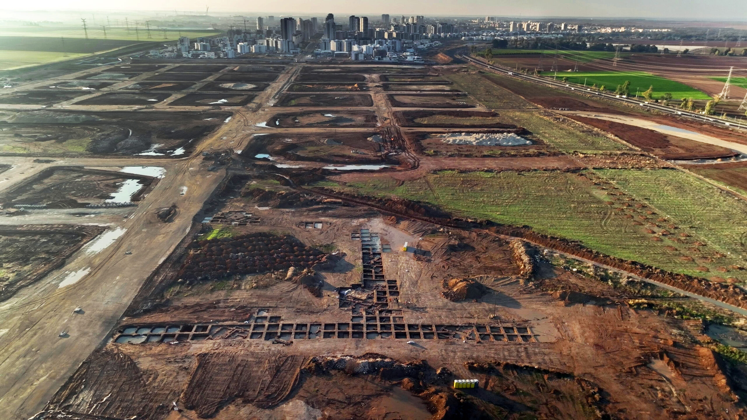 היישוב הקדום שנחשף מצפון לקריית גת. צילום: אמיל אלג'ם, רשות העתיקות