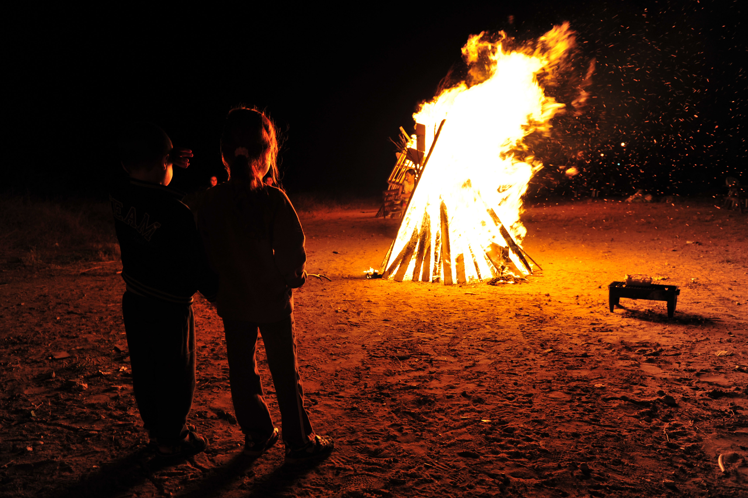 Israeli,Youth,Celebrate,By,A,Bonfire,The,Jewish,Holiday,Of