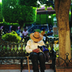 איש נוחר על ספסל בפארק El Jardin, סן מיגל דה איינדה, מקסיקו. שינה מספקת היא קריטית לבריאות מנטלית וגופנית.