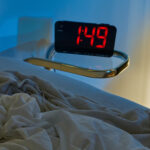 ייתכן שהמפתח לשינה טובה יותר אינו טמון בבילוי שעות רבות יותר במיטה. ראיות מצביעות על כך ששמירה על לוח זמנים קבוע לשינה חשובה יותר לבריאותנו מאשר מספר שעות השינה שאנו ישנים.