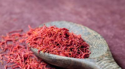 five_ways_StockFood_11459010_XXL_Saffron_on_a_rustic_wooden_spoon_ukHR